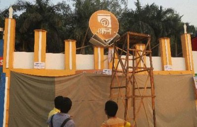 বইমেলায় বন্ধ করে দেওয়ার পর রোদেলা প্রকাশনীর স্টল
