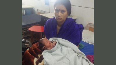 সন্তান কোলে দীপা রানী হালদার