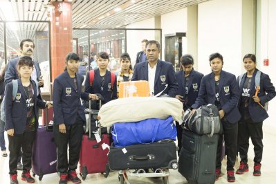 বিমানবন্দরে বাংলাদেশ দলের কোচ ও খেলোয়াড়রা