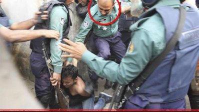 ক্যামেরাপারসন আব্দুল আলীমকে মারধর করছে পুলিশ