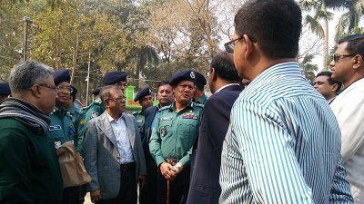 বইমেলার নিরাপত্তা নিয়ে কথা বলছেন ডিএমপি কমিশনার আছাদুজ্জামান মিয়া