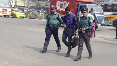 ফুট ওভারব্রিজ ব্যবহার না করায় ভ্রাম্যমাণ আদালতে নেওয়া হচ্ছে এক পথচারীকে