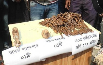 উদ্ধার হওয়া রকেট লঞ্চার, গ্যান্ড গ্রেনেড ও গুলি
