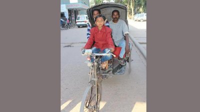 রিকশা চালাচ্ছে নাহিদ