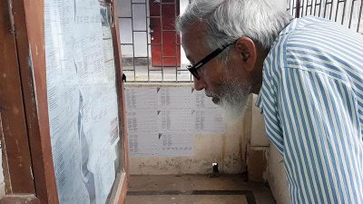 কমিটির দেওয়া তালিকায় নাম রয়েছে কী না, দেখছেন এক মুক্তিযোদ্ধা