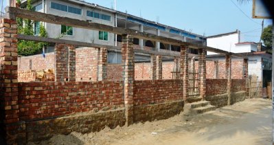 লাইব্রেরি ও ক্লাবের এই ভবনটির নির্মাণ কাজ আইনি নোটিশে বন্ধ রয়েছে