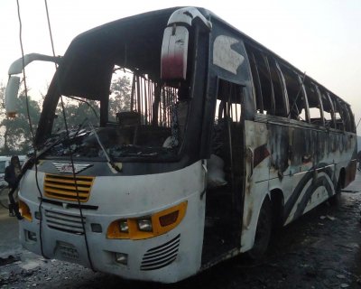 পেট্রোলবোমা হামলায় পুড়ে যাওয়া বাসটি (ফাইল ছবি) 