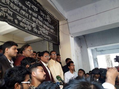 দাবি মেনে নেওয়ার ঘোষণা দিচ্ছেন উপাচার্য
