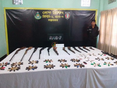 মহেশখালীতে উদ্ধার করা আগ্নেয়াস্ত্র ও গোলাবারুদ