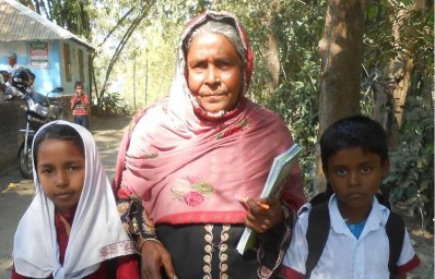 কুমিল্লায় প্রথম শ্রেণীর শিক্ষার্থীদের সঙ্গে মধু