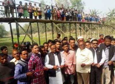 বগুড়ায় স্বেচ্ছাশ্রমে ১৭২ ফুট বাঁশের সাঁকো নির্মাণ