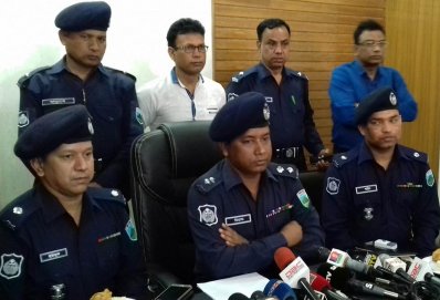 সংবাদ সম্মেলনে সিরাজগঞ্জ জেলা পুলিশ সুপার মো. মিরাজ উদ্দিন আহম্মেদ
