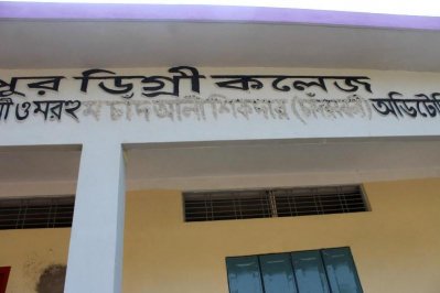 মাগুরায় একটি সড়ক ও ভবন থেকে রাজাকারের নামফলক অপসারণ
