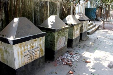 রাজাকার চাঁদ আলী শিকদারের নামফলক ভেঙে ফেলা হয়েছে 
