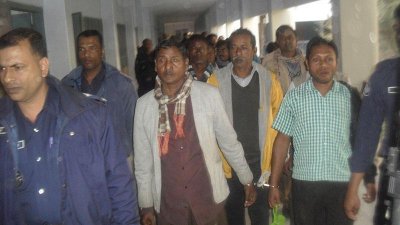 কারাগারে নিয়ে যাওয়া হচ্ছে আসামিদের