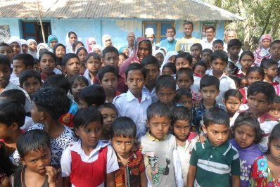 কুমিল্লায় প্রথম শ্রেণীর শিক্ষার্থীদের সঙ্গে মধু