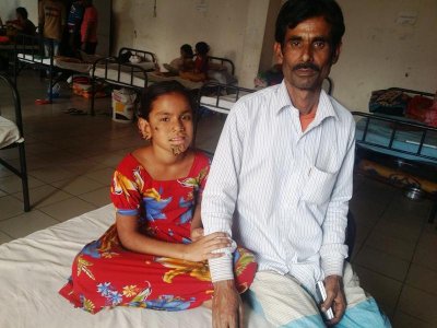 হাসপাতালে বাবার সঙ্গে শাহানা