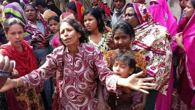নিহত যুবকের স্বজনদের আহাজারি