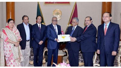 রাষ্ট্রপতির-কাছে-তালিকা-দিচ্ছেন-সার্চ-কমিটির-সদস্যরা