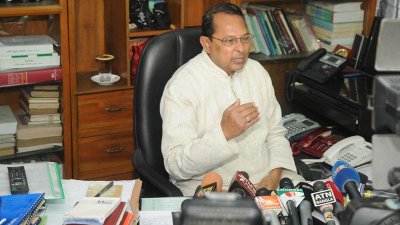 নতুন কমিশন নিয়ে সাংবাদিকদের সঙ্গে আলাপ করছেন তথ্যমন্ত্রী
