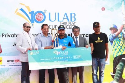 পুরস্কার নিচ্ছেন হাসানুজ্জামান