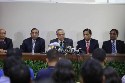 সংবাদ সম্মেলনে বক্তব্য রাখছেন সদ্যবিদায়ী সিইসি কাজী রকিব উদ্দিন আহমদ