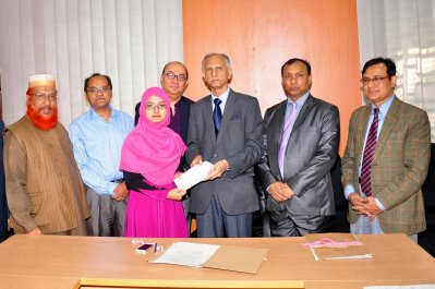 বৃত্তি তুলে দিচ্ছেন উপাচার্য