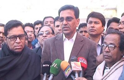 কুষ্টিয়া মুসলিম হাইস্কুলে সাংবাদিকদের প্রশ্নের জবাব দিচ্ছেন মাহবুবউল আলম হানিফ