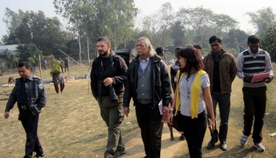 ক্ষতিগ্রস্ত এলাকা পরিদর্শন করছেন দুই আইএলসি প্রতিনিধি