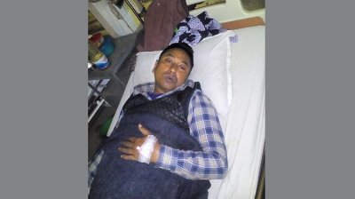 আহত স্কুলশিক্ষক বিপুল চন্দ্র বর্মন