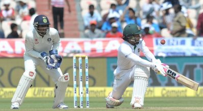 হার না মানা ৮১ রানের ইনিংস খেলার পথে মুশফিক