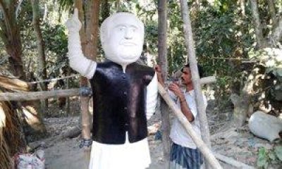 বঙ্গবন্ধু শেখ মুজিবুর রহমানের ভাস্কর্যের পাশে ছগির হোসেন