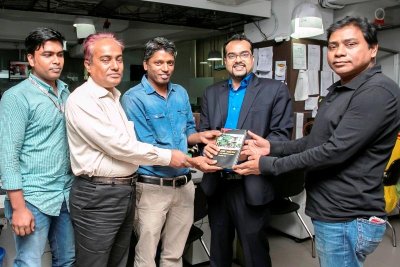 বাংলা ট্রিবিউনের সম্পাদক জুলফিকার রাসেলের হাতে নিজের লেখা বই তুলে দিচ্ছেন নুরুজ্জামান লাবু