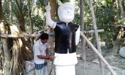  বঙ্গবন্ধু শেখ মুজিবুর রহমানের ভাস্কর্যের পাশে ছগির হোসেন