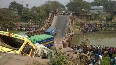 তিনটি ট্রাক নিয়ে ভেঙে পড়লো সেতু