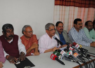 সংবাদ সম্মেলনে বক্তব্য রাখছেন মির্জা ফখরুল ইসলাম আলমগীর