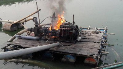 আগুন দিয়ে পুড়িয়ে দেওয়া হয় ড্রেজার