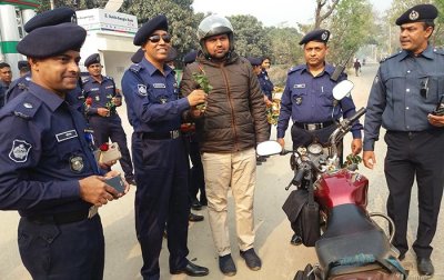 নওগাঁয় ভালোবাসা দিবসে পুলিশের গোলাপ শুভেচ্ছা