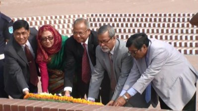 জাতীয় স্মৃতিসৌধে শ্রদ্ধা নিবেদন করছেন নতুন নির্বাচন কমিশনাররা