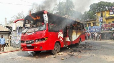 বাসে আগুন লাগিয়ে দেয় বিক্ষুব্ধ জনতা