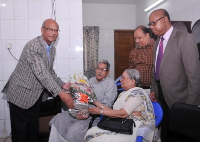 ড. আনিসুজ্জা্মানকে ফুল দিয়ে জন্মদিনের শুভেচ্ছা জানাচ্ছেন শিক্ষামন্ত্রী