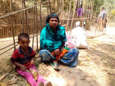 অসহায় রোহিঙ্গা নারী ও শিশু