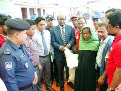 রোহিঙ্গাদের মাঝে আনুষ্ঠানিকভাবে ত্রাণ বিতরণ শুরু
