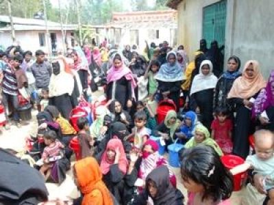 রোহিঙ্গাদের মাঝে আনুষ্ঠানিকভাবে ত্রাণ বিতরণ শুরু