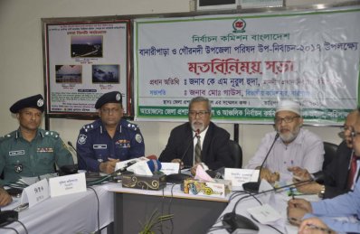 Barisal Photo- Chief Election Commissioner exchanging views with officials and candidates at Barisal  (2)