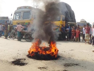 ময়মনসিংহে টায়ার জ্বালিয়ে যান চলাচলে বাধা