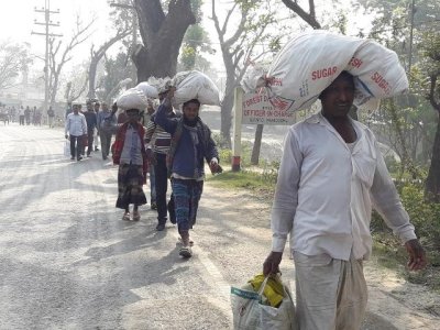 পাটুরিয়া অভিমুখে যাত্রীদের পায়ে হেঁটে যাত্রা
