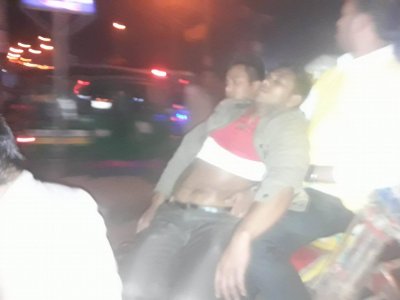 একজন আহতকে রিকশায় নিয়ে যাচ্ছেন স্বজনরা