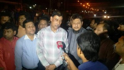 সাংবাদিকদের সঙ্গে কথা বলছেন সংসদ সদস্য আসলামুল হক