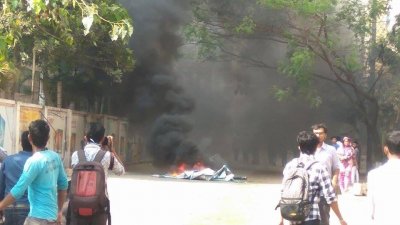 বসুন্ধরা আবাসিক এলাকায় যান চলাচল বাধাগ্রস্ত করতে আগুন জ্বালিয়ে দেয় শিক্ষার্থীরা